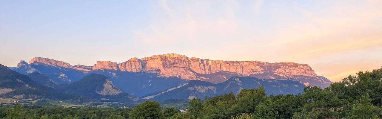 Neuf, Avec Vue Montagnes.