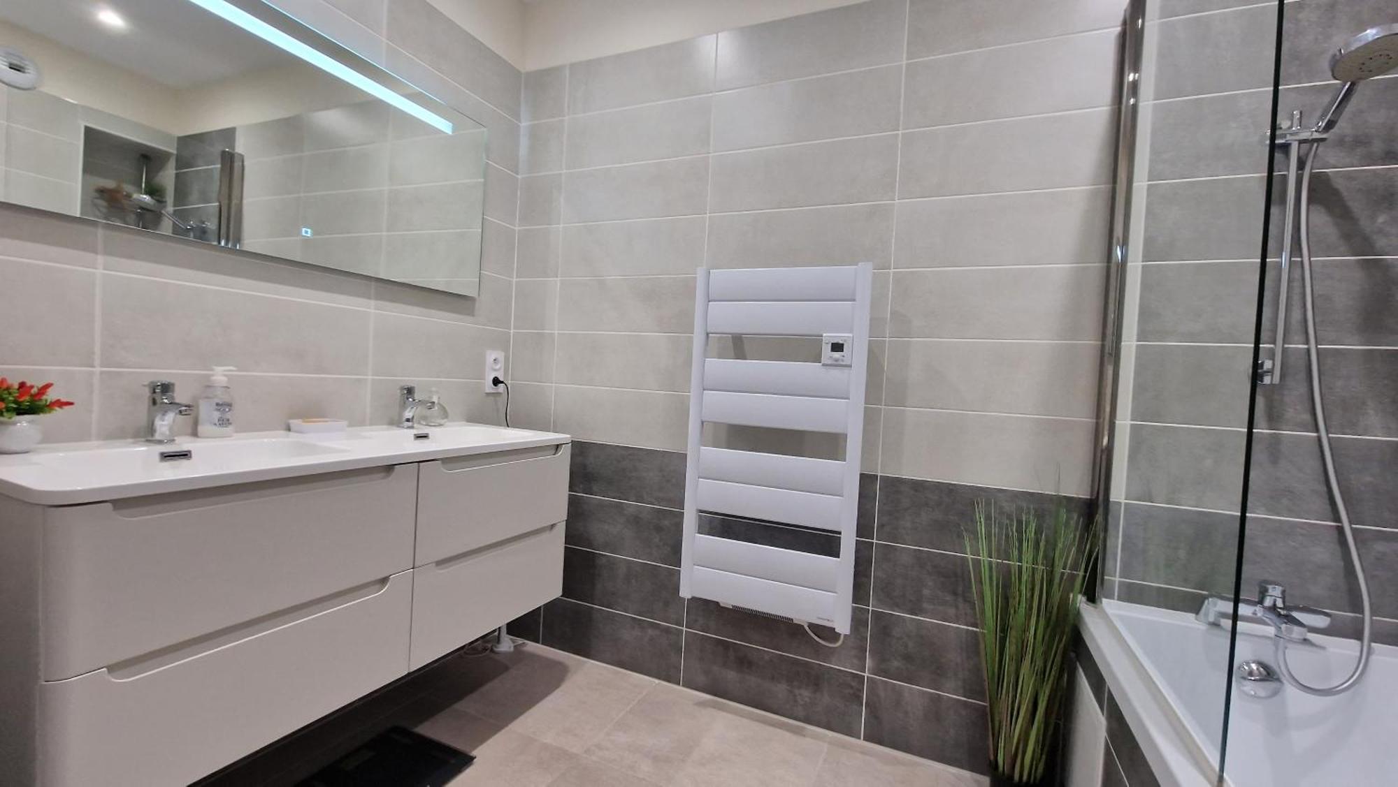 Neuf, Avec Vue Montagnes. Appartement *